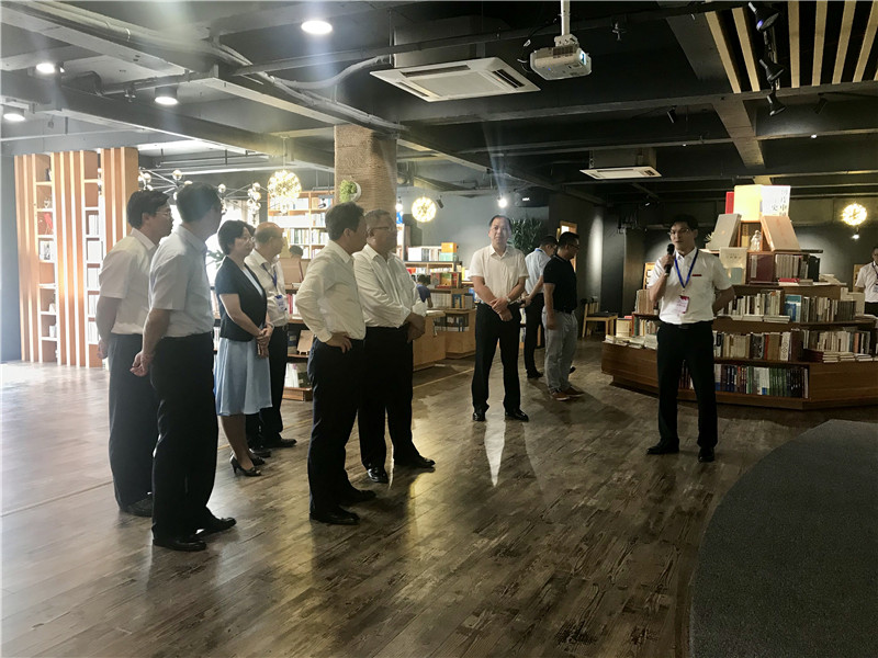 領(lǐng)導們聽(tīng)取廣西師范大學(xué)出版社集團副總裁施東毅對獨秀書(shū)房的介紹 (1).jpg