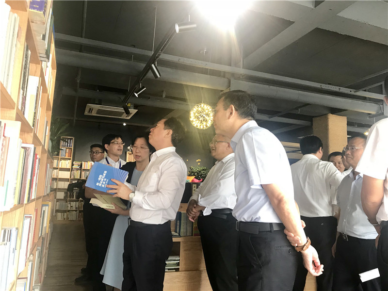 領(lǐng)導們參觀(guān)“統戰書(shū)架”、“廉政書(shū)架” (2).jpg