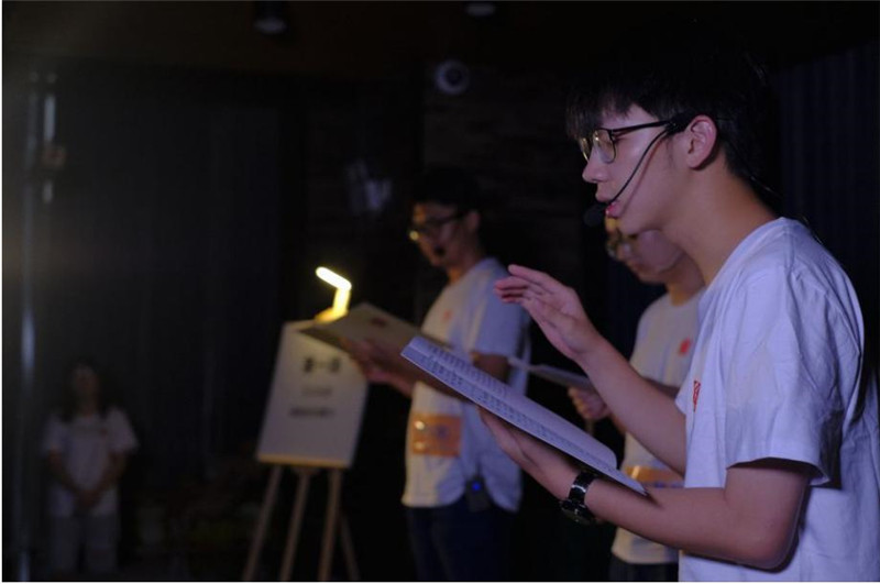 觀(guān)文館領(lǐng)讀人劇場(chǎng)在獨秀書(shū)房·旗艦店朗讀《哈姆雷特》.jpg