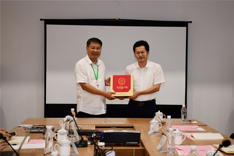 贈書(shū)儀式 李顯楊 攝_副本.jpg