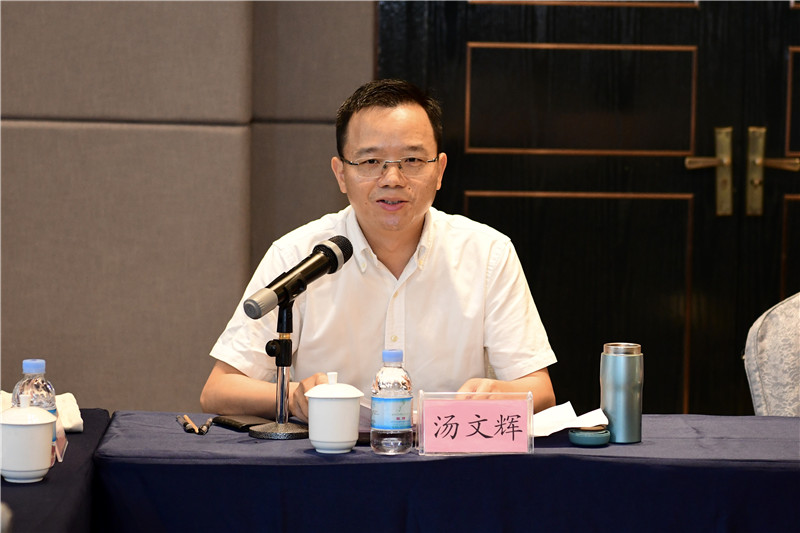 廣西師大出版社集團黨委副書(shū)記、總編輯湯文輝主持會(huì )議.jpg