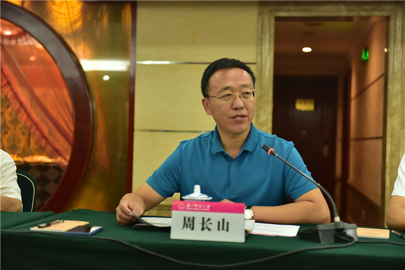 廣西師范大學(xué)教務(wù)處處長(cháng)、《廣西通史》（十卷本）主編周長(cháng)山教授介紹編撰情況（郭倩 攝）.JPG