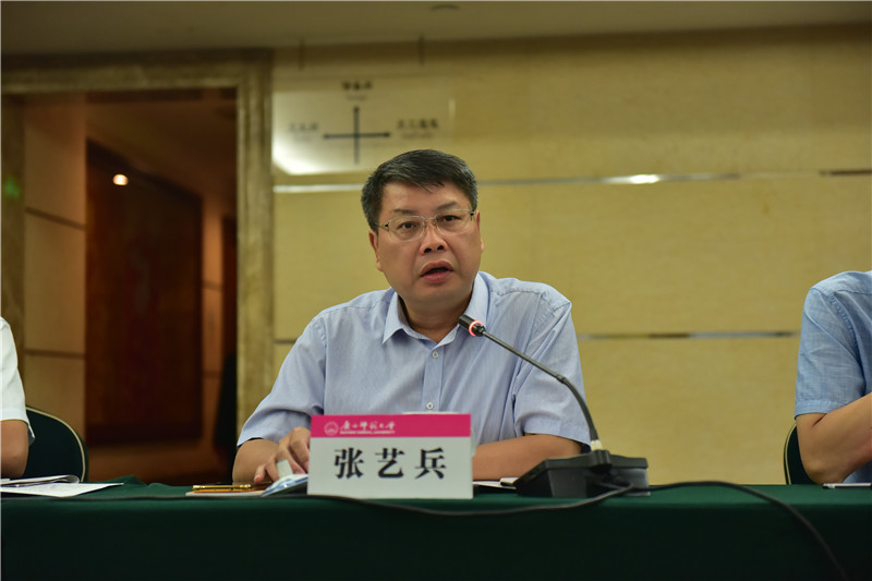 廣西師范大學(xué)出版集團有限公司黨委書(shū)記、董事長(cháng)張藝兵介紹《廣西通史》（十卷本）出版情況 （郭倩 攝）.JPG