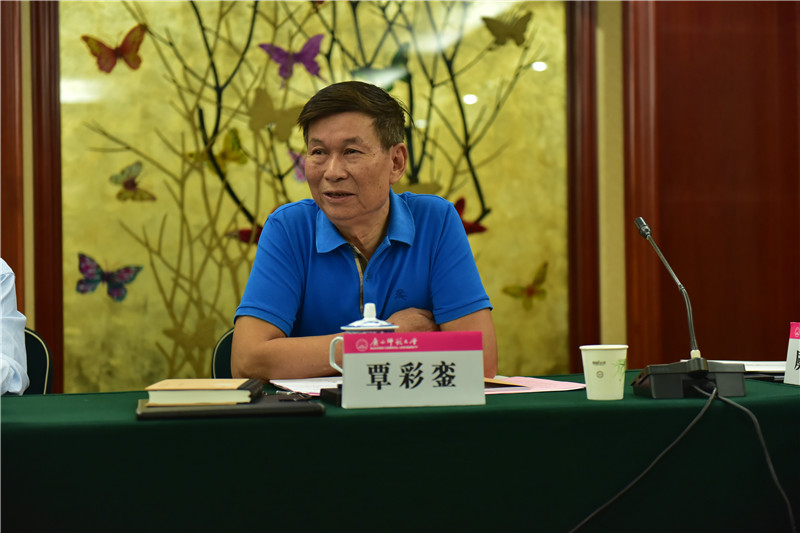 廣西壯學(xué)會(huì )會(huì )長(cháng)、廣西民族研究中心研究員覃彩鑾發(fā)言（郭倩 攝）.JPG