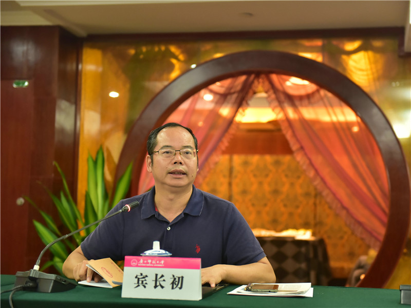 廣西師范大學(xué)出版集團有限公司副總編輯、廣西通史》（十卷本）主編賓長(cháng)初總結發(fā)言（郭倩 攝）.JPG