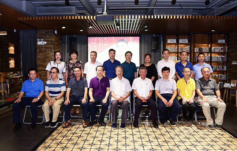 桂林市相關(guān)單位領(lǐng)導，唐景崧同胞三翰林研究會(huì )專(zhuān)家，廣西師大、廣西師大出版社領(lǐng)導合影（李顯楊攝）.JPG