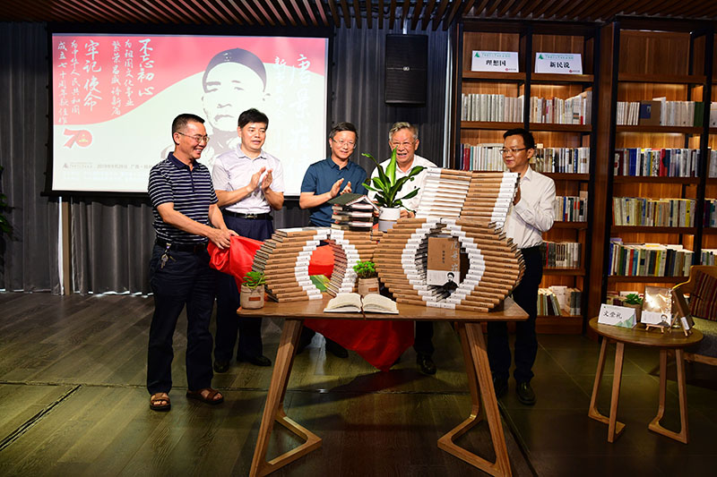 新書(shū)揭幕（左起灌陽(yáng)縣人大常委會(huì )副主任袁高明，廣西師大校黨委常委、紀委書(shū)記莫坷，桂林市社科聯(lián)主席隆斌，作者文崇禮，廣西師大出版社黨委副書(shū)記、總編輯湯文輝）（李顯楊攝）.JPG