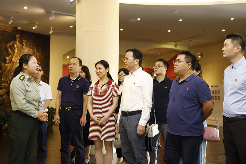 1571189772139771.jpg 參觀(guān)中央紅軍長(cháng)征出發(fā)紀念館 (黃國生 攝).jpg