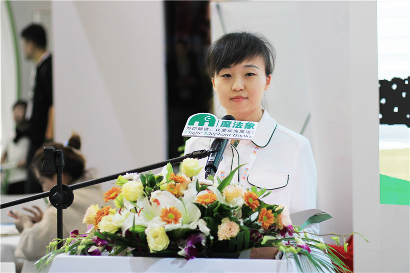 桂林魔法象文化傳播有限公司副總經(jīng)理、運營(yíng)總監，廣西師范大學(xué)出版社馬來(lái)西亞分社社長(cháng)黃安然致辭 （馮彥中 攝）.jpg