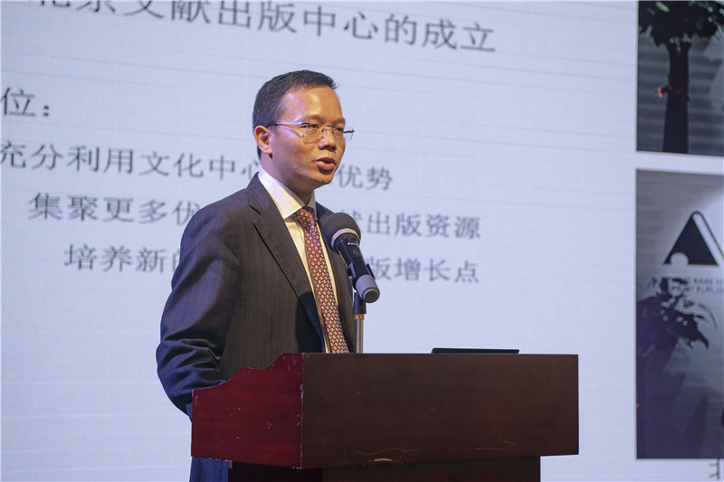廣西師范大學(xué)出版社集團黨委副書(shū)記、總編輯湯文輝發(fā)言（李顯楊 攝）.jpg
