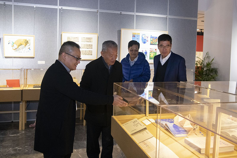 9.國家新聞出版廣電總局原副局長(cháng)、中國出版協(xié)會(huì )常務(wù)副理事長(cháng)鄔書(shū)林（左二）先生參觀(guān)展覽（李顯楊攝）.jpg