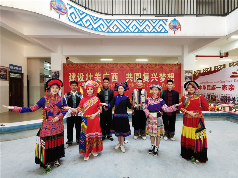 百色民族高級中學(xué)學(xué)生身穿少數民族服飾，分別用代表方言解讀詩(shī)歌《繡袈裟衣緣》（黃立情 攝）.jpg