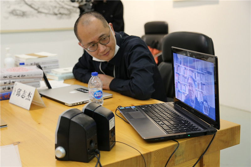 邱志杰與美術(shù)史學(xué)家、中國美術(shù)學(xué)院教授范景中視頻連線(xiàn)（虛苑供圖）.jpg