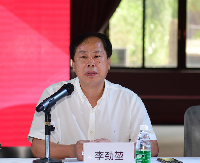 2中國美術(shù)家協(xié)會(huì )副主席、廣東省文聯(lián)主席、廣東省美術(shù)家協(xié)會(huì )主席、廣州美術(shù)學(xué)院院長(cháng)李勁堃致辭（秦念 攝）.JPG